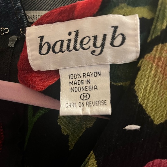 vintage floral jumpsuit romper. No pockets but ties in the back.  Size medium. - Picture 6 of 6